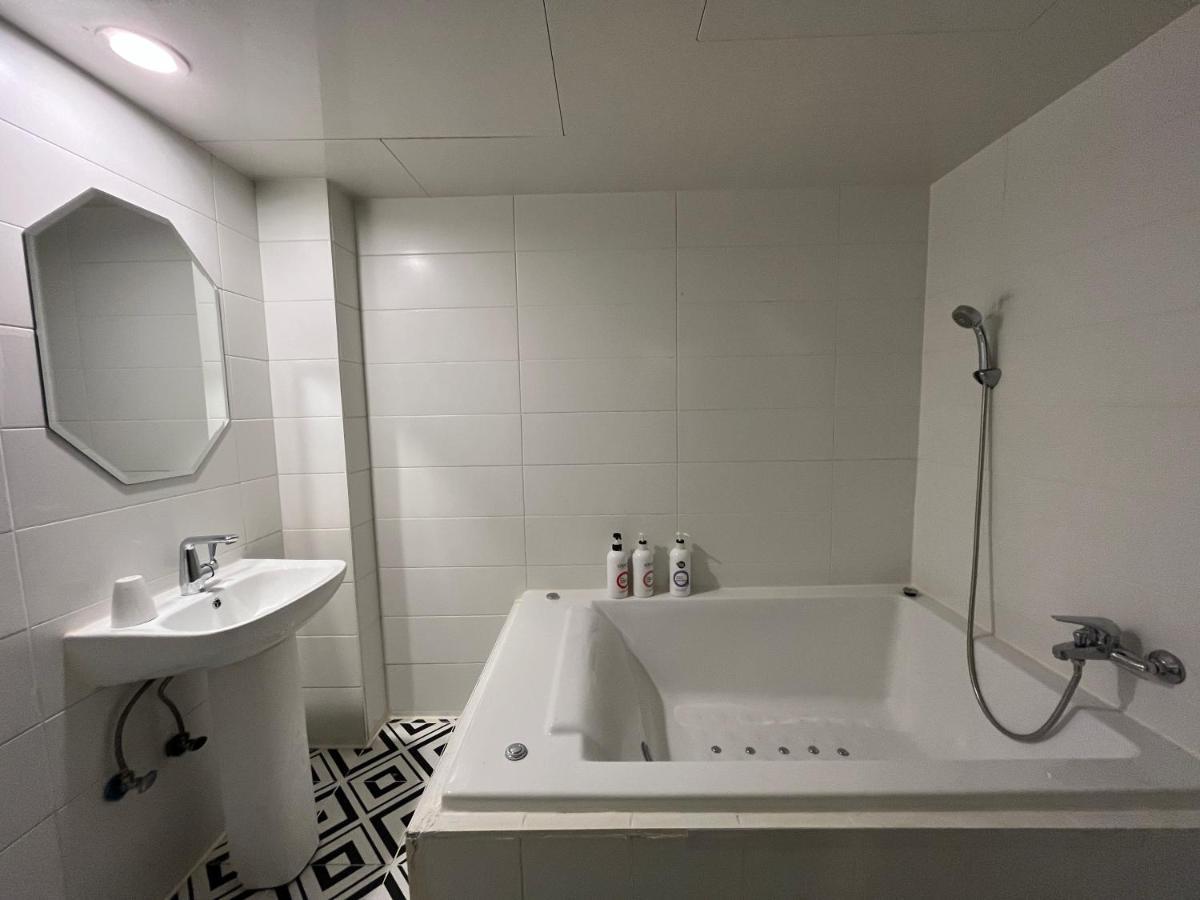 Hotel Yaja Hwajeong Station Goyang Bagian luar foto